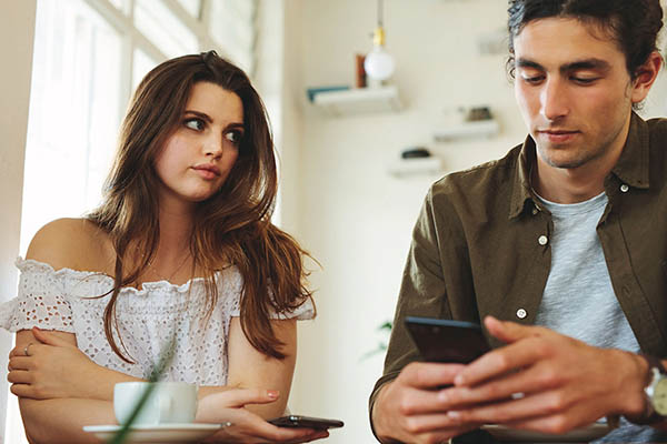 stashing-cuando-tu-pareja-te-oculta3