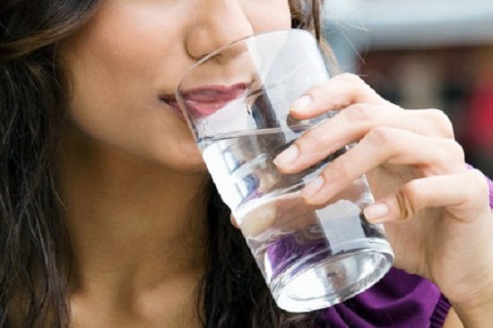 por cada vaso de alcohol, tomar un vaso de agua