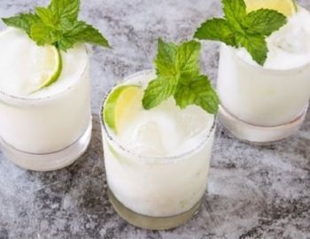 prepara un mojito de coco