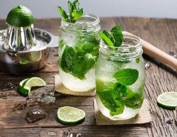 mojito ligth con hojas de menta