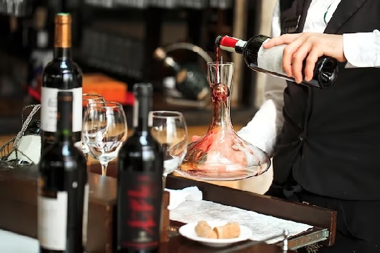 el sommelier puede trabajar en un bar o restaurante