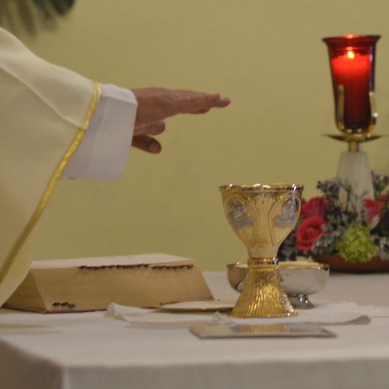 las manos, signos de la accin del esptitu santo que nos renueva en cristo jess