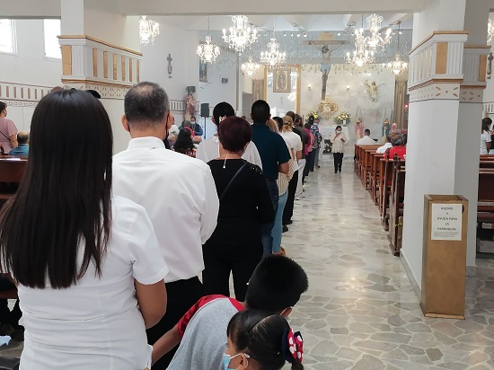 nos acercamos para recibir el alimento de los hijos de dios