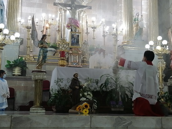 inciensando a jesus sacramentado