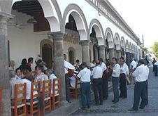 musica en la comida en comala